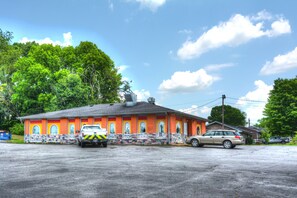A building with a brick facade, multiple windows, and a flat roof. - Volunteer Inn at Church Hill near Kingsport (Church Hill)