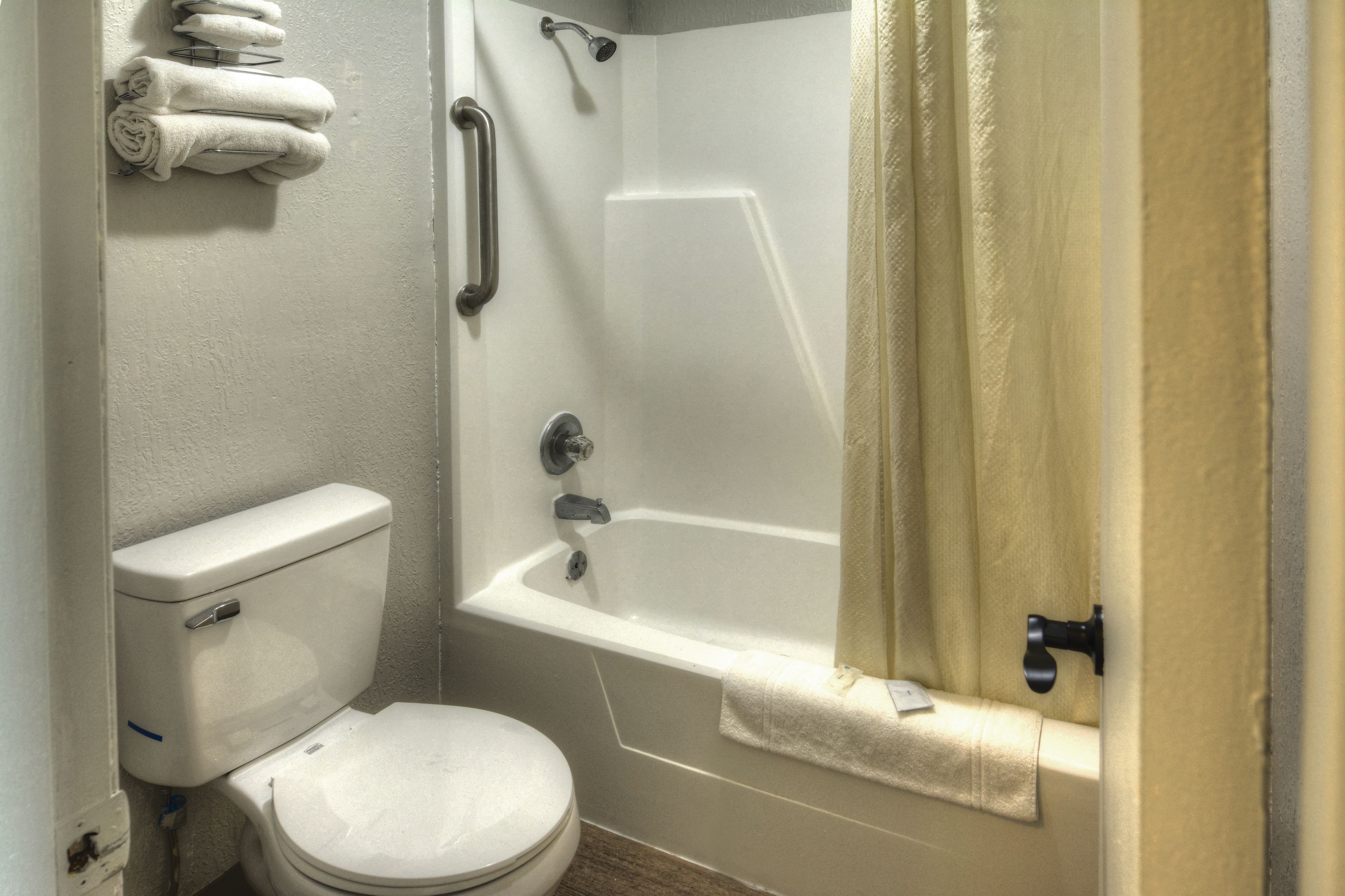 Un baño con inodoro, bañera y ducha.