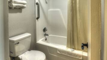Un baño con inodoro, bañera y ducha.