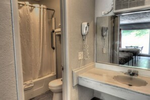 Bathroom - Volunteer Inn at Church Hill near Kingsport (Church Hill)