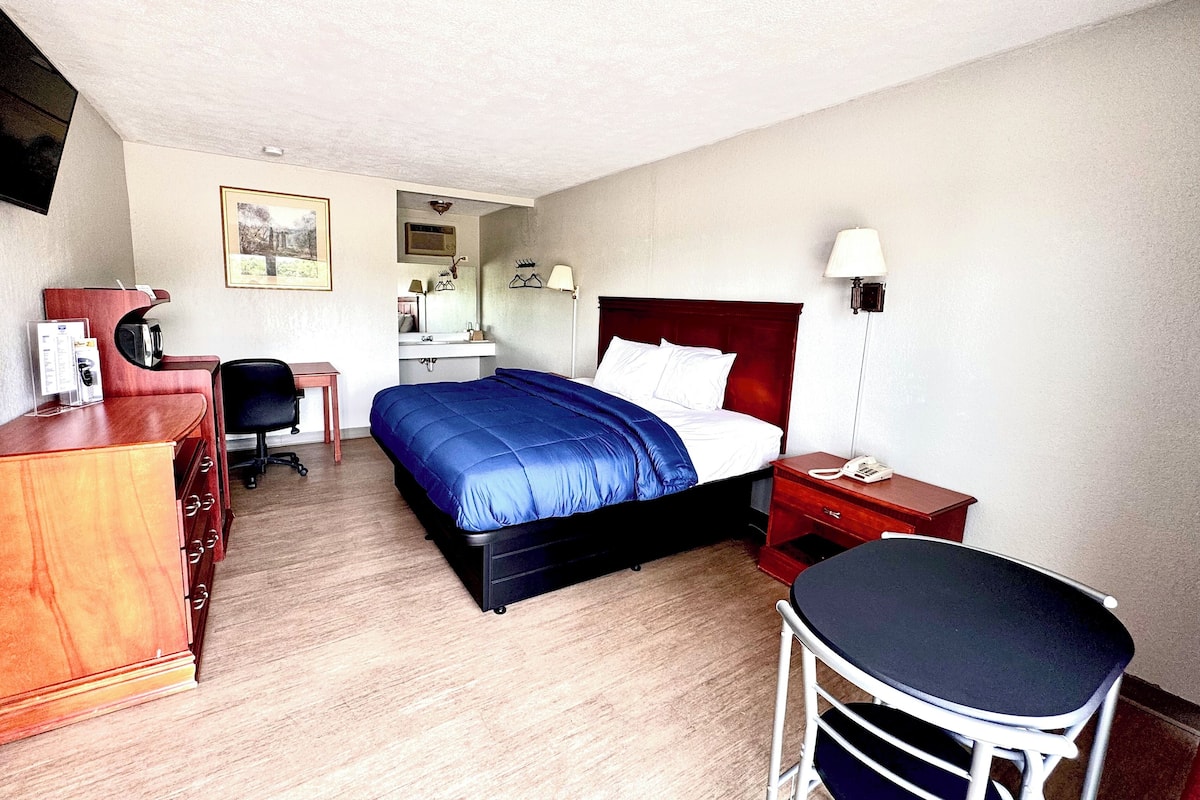 Desk, laptop workspace, free WiFi, bed sheets