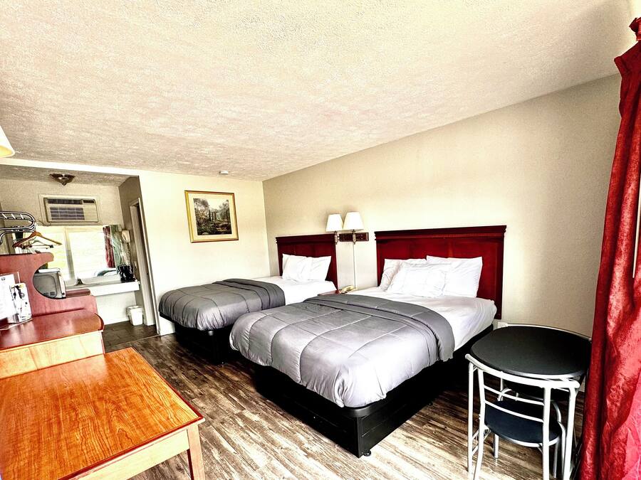 Quarto casal standard, sacada, vista para o jardim | Escrivaninha, espaço de trabalho para notebook, Wi-Fi de cortesia