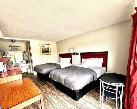 Escritorio, espacio para trabajar con laptop y wifi gratis . Volunteer Inn at Church Hill