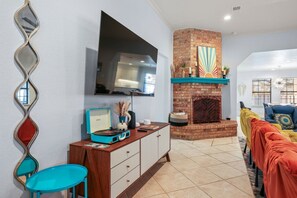 Televisor, llar de foc, futbolí i taula de tennis de taula 