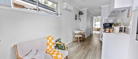 Een smart-tv en boeken