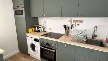 Fridge, oven, dishwasher, cookware/dishes/utensils