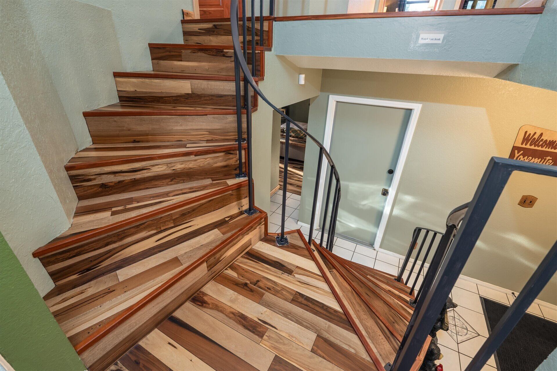 Eine Treppe mit Holzbodenstufen und Metallgeländern, die zu einer oberen Etage führt.