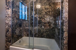 Regadera, secadora de cabello, bidet, toallas 