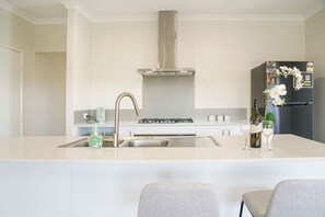 Een koelkast, een magnetron, een oven, een kookplaat