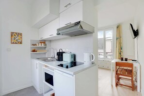 Kjøleskap, mikrobølgeovn, kokeplater og kaffetrakter/tekoker