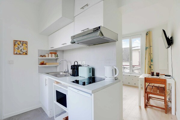 Fridge, microwave, stovetop, coffee/tea maker