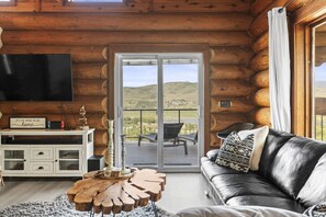 Smart TV, fireplace, books - View Point Lodge - View, Hot Tub, Sauna, Cold Plunge, PuttPutt (Vernon)