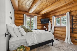 3 bedrooms, desk, iron/ironing board, free WiFi - View Point Lodge - View, Hot Tub, Sauna, Cold Plunge, PuttPutt (Vernon)