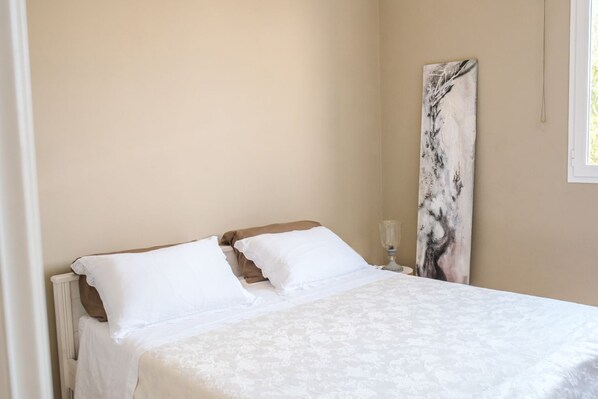 3 bedrooms, iron/ironing board, WiFi, bed sheets