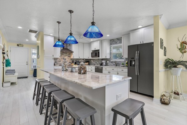 Frigorifero, microonde, forno, piano cottura