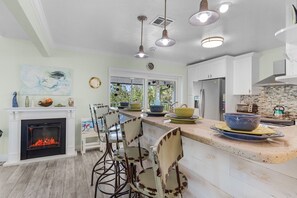 Kylskåp, mikrovågsugn, ugn och spishäll