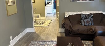 Charming 2-bedroom apartment with AC, WiFi in Pleasant Keego Harbor