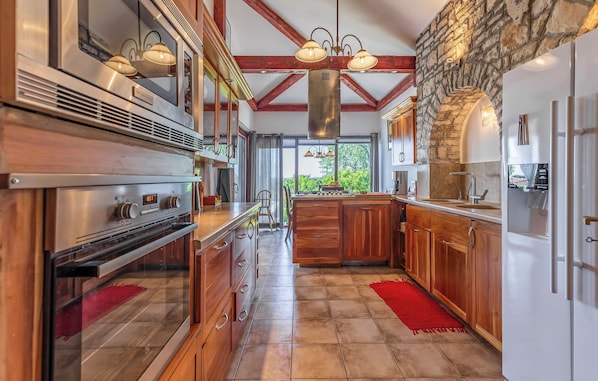 Kühlschrank, Mikrowelle, Ofen, Geschirrspüler