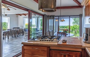 Frigorífico, microondas, horno y lavavajillas