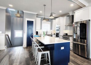 Réfrigérateur, four à micro-ondes, un four, surface de cuisson