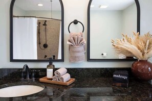 Een douche, een haardroger, handdoeken, zeep