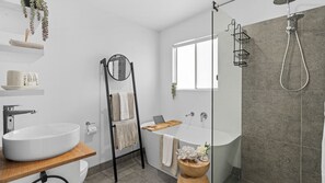 Dusche, Haartrockner, Handtücher