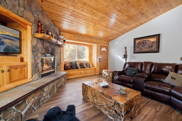 Smart-tv, eldstad och bordsfotboll