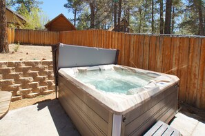 Banyera d'hidromassatge a l'aire lliure