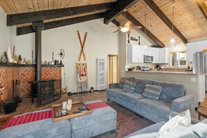 Smart TV, chimenea, reproductor de DVD y videoteca 