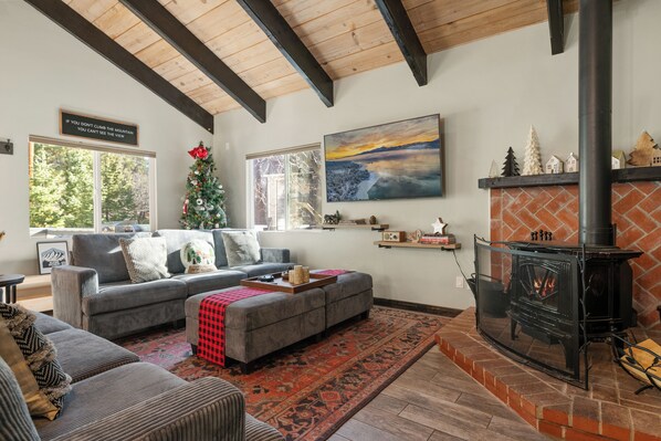 TV connectée, cheminée, lecteur de DVD, vidéothèque