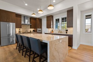 Fridge, microwave, oven, stovetop - Pine Meadow All Seasons Lodge - Luxurious 4 BR, Sleeps 12, Village Area (Big Bear Lake)