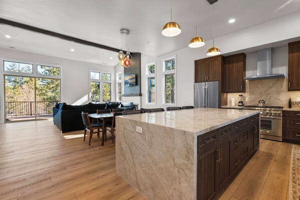 Fridge, microwave, oven, stovetop - Pine Meadow All Seasons Lodge - Luxurious 4 BR, Sleeps 12, Village Area (Big Bear Lake)