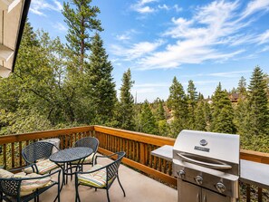 Un balcon équipé de mobilier d’extérieur et d’un barbecue.