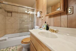 Une salle de bain avec une baignoire, des toilettes et un lavabo.