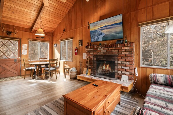 Smart TV, fireplace
