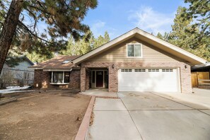 Exterior - Eagle Point Retreat - Game Room, Foosball, Fireplace, Horseshoes, Deck, Barbecue (Big Bear Lake)