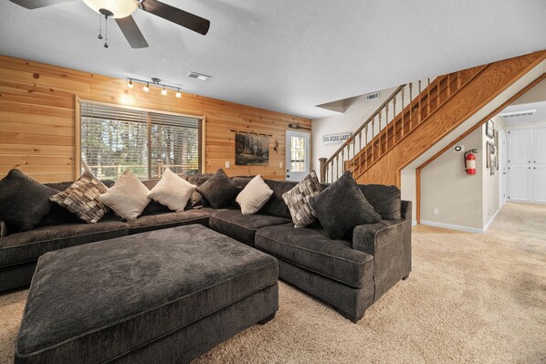 Smart TV, fireplace, foosball - Eagle Point Retreat - Game Room, Foosball, Fireplace, Horseshoes, Deck, Barbecue (Big Bear Lake)