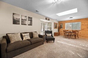 TV connectée, cheminée, baby-foot