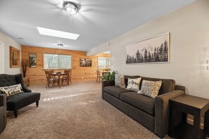 Smart TV, fireplace, table football - Eagle Point Retreat - Game Room, Foosball, Fireplace, Horseshoes, Deck, Barbecue (Big Bear Lake)