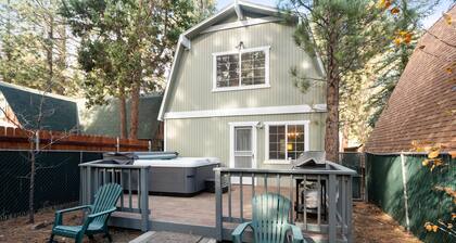 The Wolf Lodge - Hot Tub, Fireplace, Fenced Yard, Barbecue