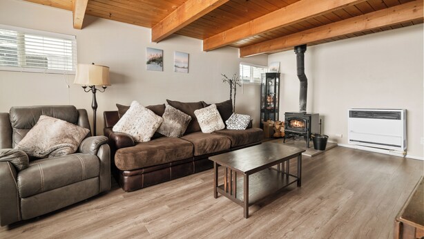 Un salon chaleureux avec un canapé en cuir, une table basse en bois et une cheminée.