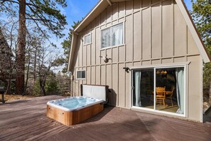 Terrace/patio - The Hidden Peak - Hot Tub, BBQ, Fireplace, Expansive Decks, (Big Bear Lake)