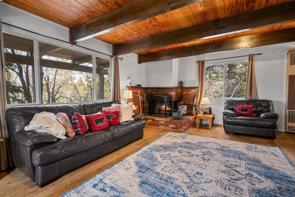 Interior - The Hidden Peak - Hot Tub, BBQ, Fireplace, Expansive Decks, (Big Bear Lake)