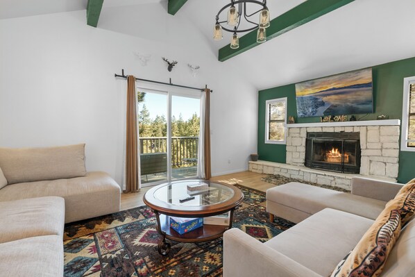 Smart TV, fireplace - Unwinding Bear - Fireplace, Deck, barbecue (Big Bear City)