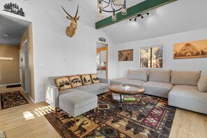 Smart TV, fireplace - Unwinding Bear - Fireplace, Deck, barbecue (Big Bear City)