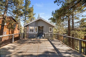 Terrace/patio - Unwinding Bear - Fireplace, Deck, barbecue (Big Bear City)