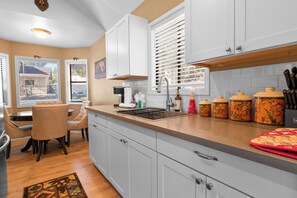 Fridge, microwave, oven, stovetop - Unwinding Bear - Fireplace, Deck, barbecue (Big Bear City)