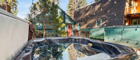 Outdoor spa tub