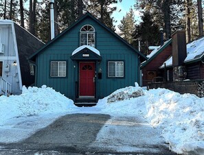 Exterior - Moonridge Haus - Close to Slopes, Hot Tub, Deck, Fenced Yard, BBQ (Big Bear Lake)