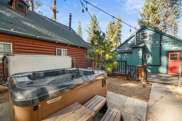 Terrace/patio - Moonridge Haus - Close to Slopes, Hot Tub, Deck, Fenced Yard, BBQ (Big Bear Lake)